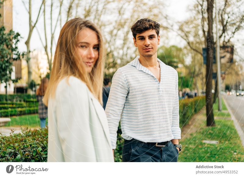 Stilvolles Paar umarmt sich im Park in der Stadt Umarmung Umarmen Liebe Garten Angebot Partnerschaft romantisch kuscheln Zusammensein Zuneigung sanft Bonden