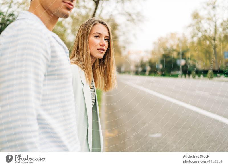 Glückliches Paar beim Überqueren der Straße in der Stadt Händchenhalten Spaziergang schlendern durchkreuzen Großstadt Liebe Zusammensein Partnerschaft urban