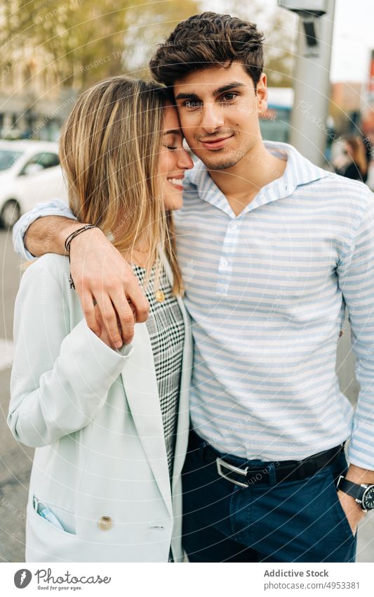 Stilvolles Paar, das sich in der Stadt umarmt Umarmung Umarmen Partnerschaft Liebe Zusammensein romantisch Großstadt Lächeln Zuneigung Glück schließen trendy