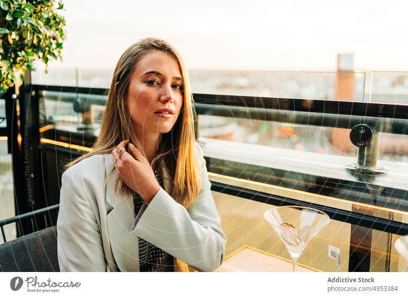 Frau sitzt am Tisch in einem Dachcafé Dachterrasse Café Abend genießen Restaurant Stil Kälte sich[Akk] entspannen sitzen ruhen Großstadt elegant Windstille