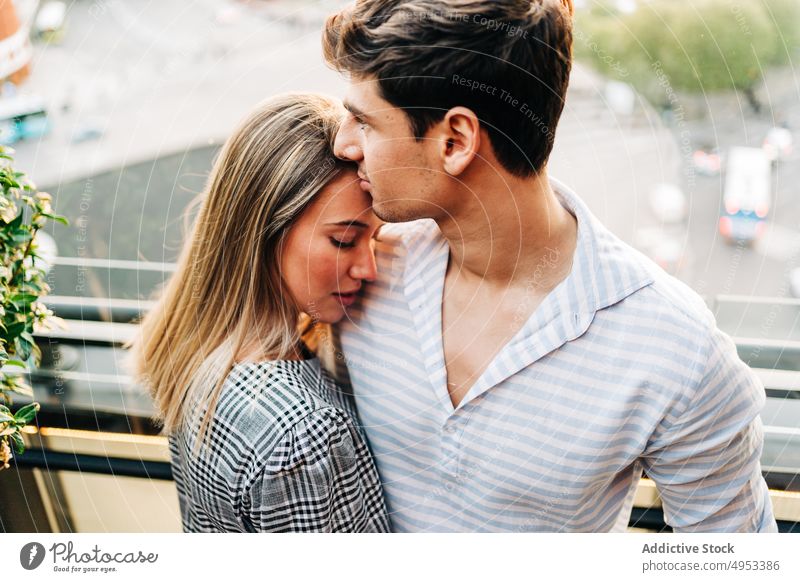 Junges Paar umarmt sich in einem Dachcafé am Abend Dachterrasse Restaurant Kuss Umarmung Termin & Datum Café Umarmen romantisch Gelassenheit Angebot Liebe