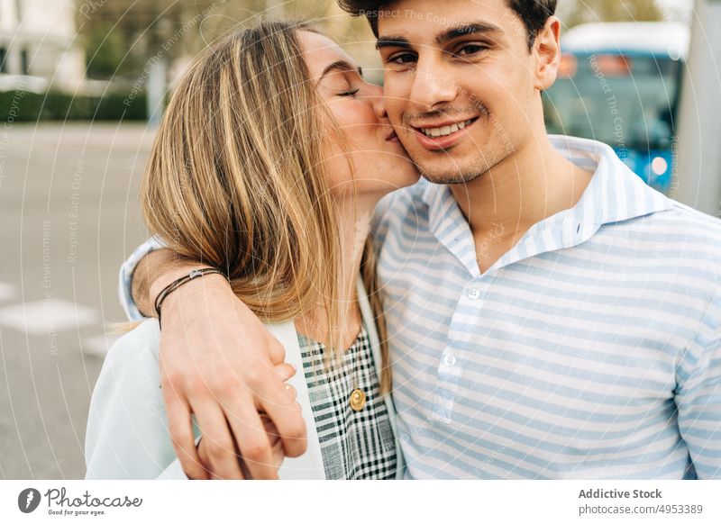 Stilvolles Paar, das sich in der Stadt umarmt Kuss Wange Umarmen Partnerschaft Liebe Zusammensein romantisch Großstadt Lächeln Zuneigung Umarmung Glück