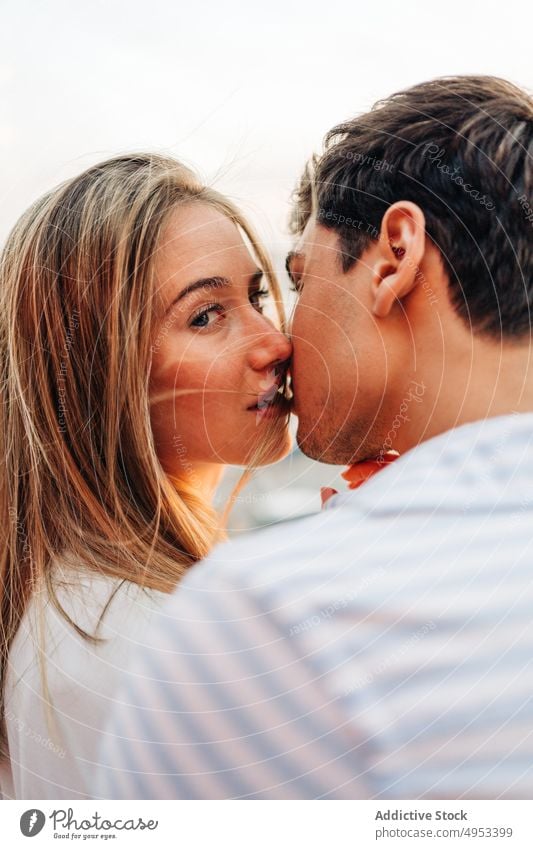 Verliebtes Paar küsst sich auf dem Dach eines Cafés Kuss Termin & Datum romantisch Abend Dachterrasse Restaurant Angebot Liebe Gelassenheit Umarmung Umarmen