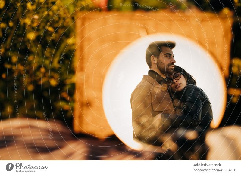Ethnisches Paar umarmt sich vor einem Spiegel im Garten Umarmen Partnerschaft Liebe Romantik Zeit verbringen genießen Reflexion & Spiegelung Augen geschlossen