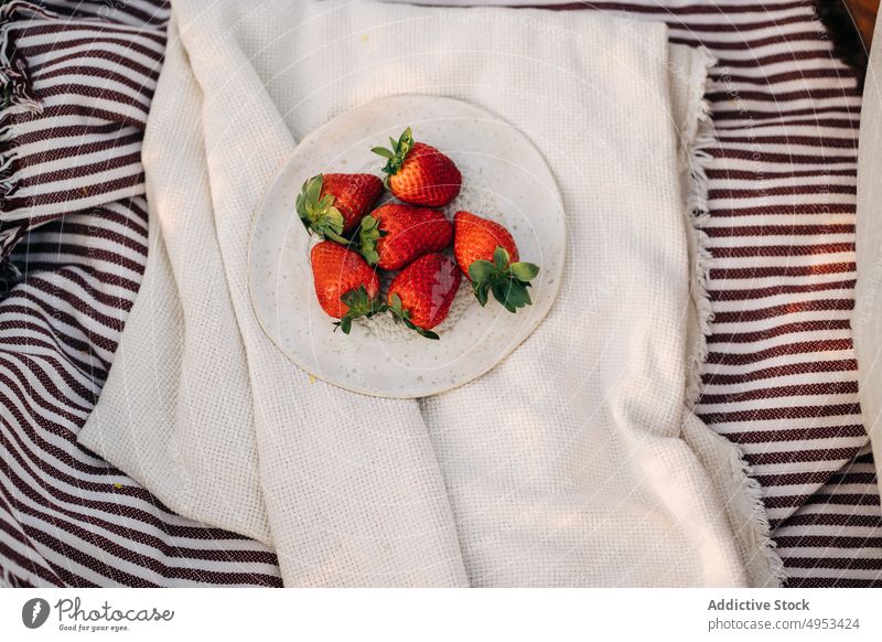 Leckere frische Erdbeeren auf einem Teller auf zerknittertem Plaid gesunde Ernährung Sommer Vitamin reif natürlich süß lecker organisch Kelchblatt Textil ganz