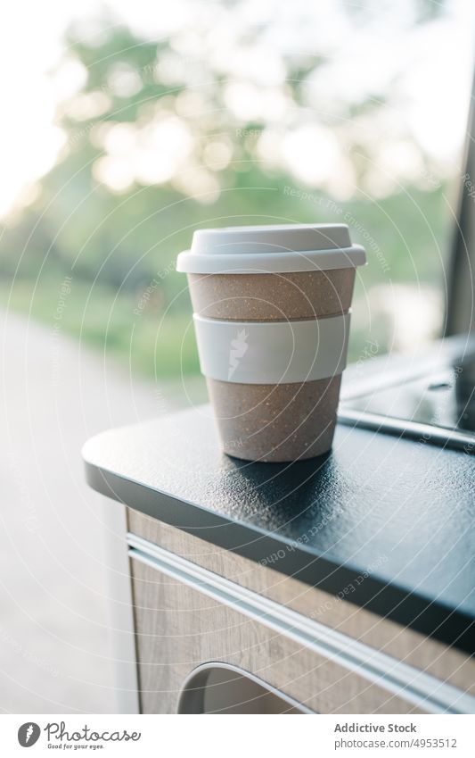 Tasse Kaffee auf dem Tisch im Lieferwagen Imbissbude Pappbecher trinken Kleintransporter Wohnmobil Getränk frisch Papier Stil heiß Energie Natur geparkt brauen