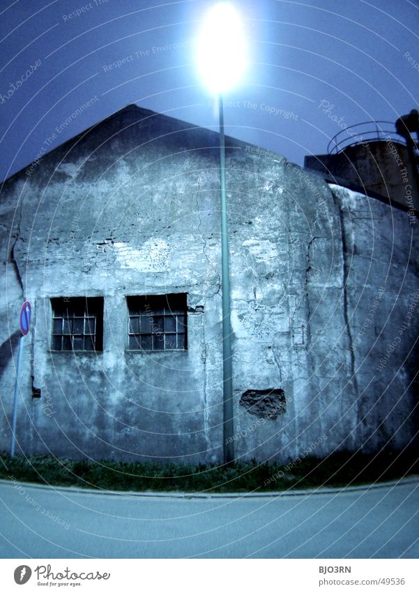 der Tatort Demontage gruselig Weitwinkel Laterne Licht Nacht Haus Mauer Fenster Fabrik dunkel Schilder & Markierungen Industriefotografie Schatten verfallen alt