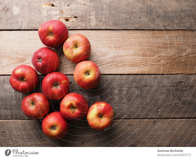 Frische rote Bio-Äpfel auf einem Holztisch nach der Ernte, saisonale Lebensmittel Apfelernte Sommerzeit tagsüber frisch produzieren niemand Tag satt Ernten