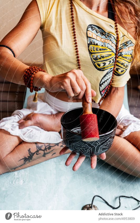 Yogi-Frau mit tibetischer Klangschale Schalen & Schüsseln meditieren Yoga Harmonie Vibration Zen Sprit Gleichgewicht Buddhismus Lotus-Pose sich[Akk] entspannen
