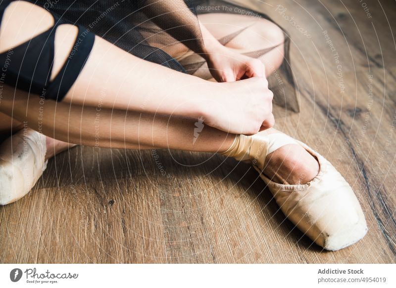 Crop Ballerina beim Binden von Spitzenschuhen Kopplungsbindung pointes Hände tragend Person Tänzer Eleganz Balletttänzer Künstlerin Sinnlichkeit posierend