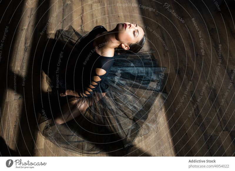 Ballerina auf dem Boden eines Tanzstudios Verlegung sexy Spannungsbogen Frau Künstlerin Kaukasier Körper Stock posierend theatralisch Hinlegen spitze