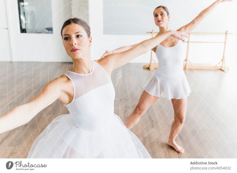 Zwei synchron tanzende Ballerinas Tanzen Frau Atelier romantisch Kunst professionell Weiblichkeit Balletttänzer Leistung Anmut positionieren üben Pose
