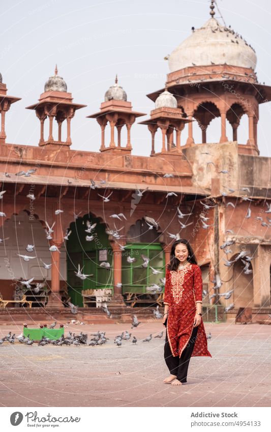 Ethnische Frau in der Nähe von Tauben vor der Großen Moschee laufen Straße alt Spaß Jama-Masjid Agra Indien Uttar Pradesh Barfuß Schwarm gealtert Vogel Tier