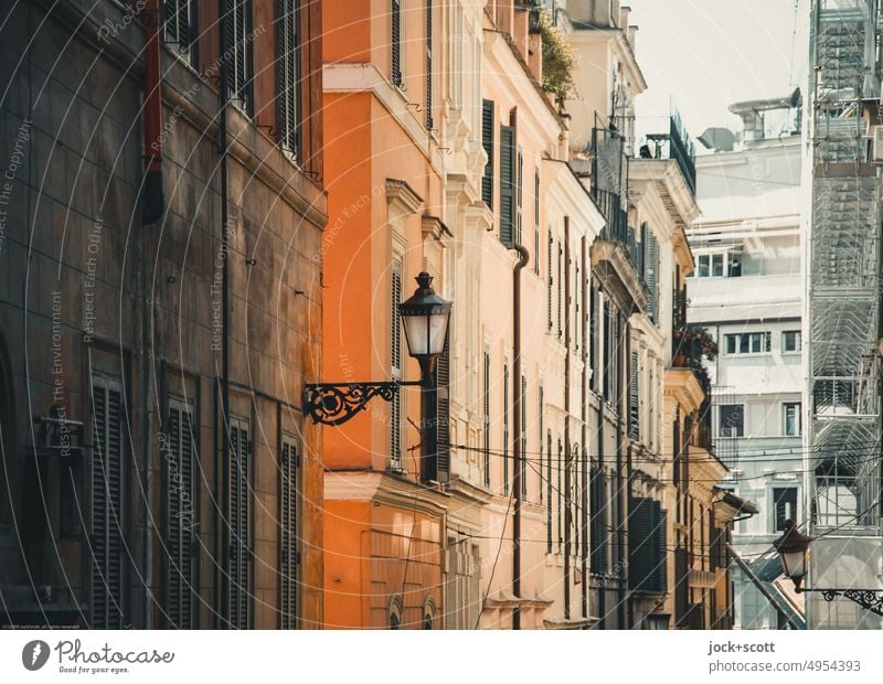 Gasse zwischen Licht und Schatten Rom Italien Häuserzeile Architektur Fassade altehrwürdig Altstadt Stadtzentrum Stadthaus Lichterscheinung Straßenbeleuchtung