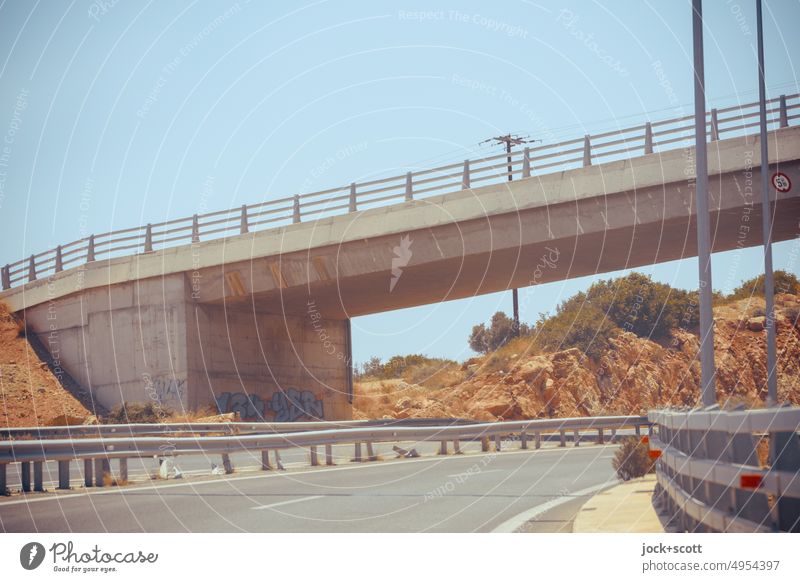 Impression Autobahn 90 Straße Verkehrswege Umwelt authentisch Strukturen & Formen Architektur Brücke Beton Wolkenloser Himmel Leitplanke Sonnenlicht