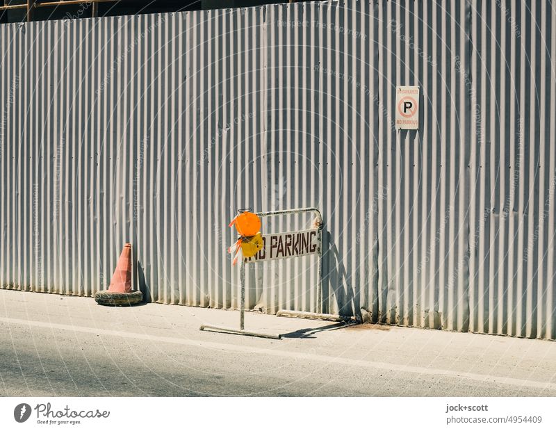 Parken verboten, ganze Breite kein Parken Schilder & Markierungen Wort Verkehrsschild Englisch Straße Hinweisschild Verkehrswege Metallzaun Warnschild Baustelle