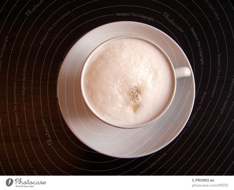 Milchkaffee I :: Café au lait I heiß lecker trinken Getränk Pause Tasse braun weiß Holz Tisch Schaum fertig Vogelperspektive Holzmehl Gastronomie Küche