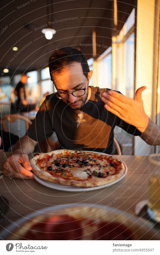 Der Duft von frischer Pizza pizza italian restaurant smell smelling Italiener Abendessen Mittagessen Ernährung Essen geschmackvoll Mahlzeit lecker Lebensmittel