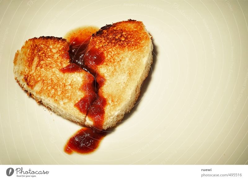 Herzförmiges, blutendes Toastbrot, in der Mitte zerrissen Lebensmittel Brot Ketchup Ernährung Frühstück Fastfood Gesundheit Gesundheitswesen Behandlung