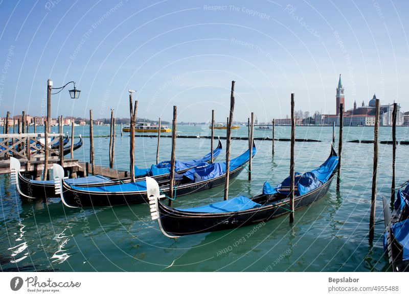 Gondeln parken im traditionellen venezianischen Ruderboot Architektur Anlage Bank Wesen wogen Boot Kanal Postkarte klassisch Landschaft Handwerk Vermögen Fracht