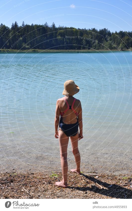 den Sommer genießen | sportliche Seniorin im Badeanzug steht am Seeufer und genießt die schöne Aussicht. Mensch Frau Erwachsene Rentnerin Wasser