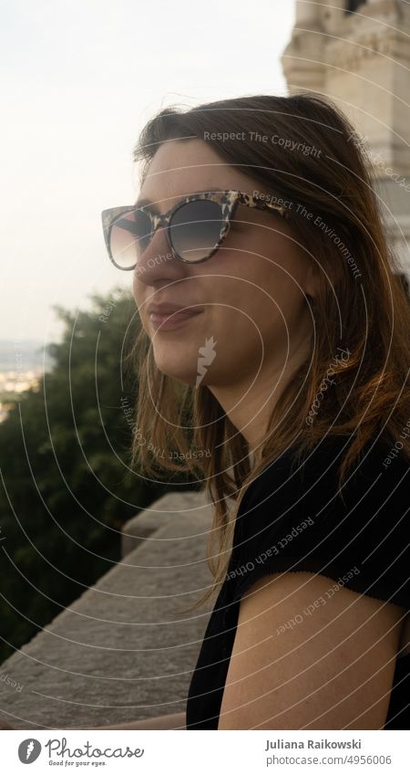 junge Frau mit Sonnenbrille genießt den Ausblick Junge Frau Porträt feminin Erwachsene Jugendliche Mensch 1 18-30 Jahre Farbfoto Tag Außenaufnahme schön