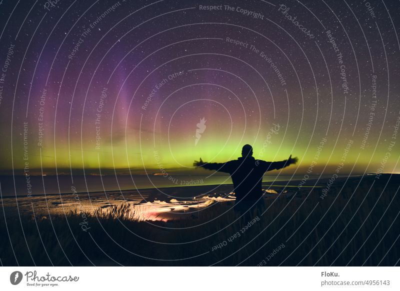 Eine Person steht vor dem Nordlicht am Strand von Norddänemark Dänemark Astronomie Meer Sand Himmel Nordsee Küste Stranddüne Wasser Ferien & Urlaub & Reisen