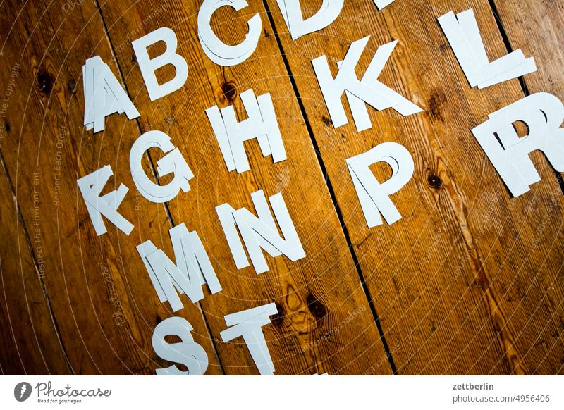 Buchstaben aus Pappe (Helvetica halbfett) ausgeschnitten aussage ausschneiden außenwerbung botschhaft buchstabe einzelbuchstabe info information letter negativ