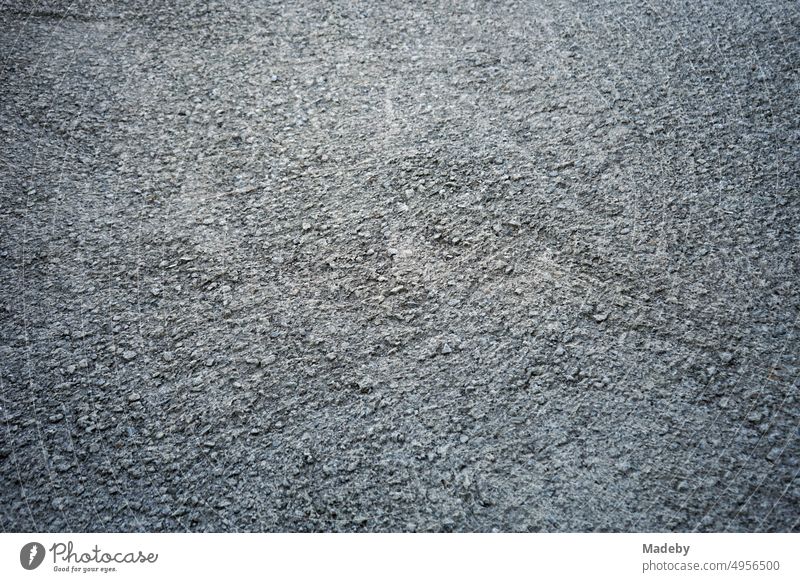 Grober Strukturputz auf dem Boden der Terrasse eines Landhaus im Sommer bei Sonnenschein an der Schwarzmeerküste in Inkumu in der Provinz Bartin am Schwarzen Meer in der Türkei in klassischem Schwarzweiß