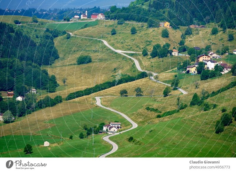 Landschaft auf der Hochebene von Asiago, Vicenza asiago Europa Italien Veneto Tag grün Berge u. Gebirge Natur Fotografie Plateau Straße Sommer reisen Urlaub Tal