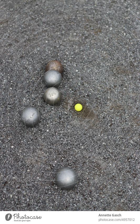 Boule mit Sau Boulespiel Schwein Spielen draußen Außenanlage gelb Schotter Kugeln