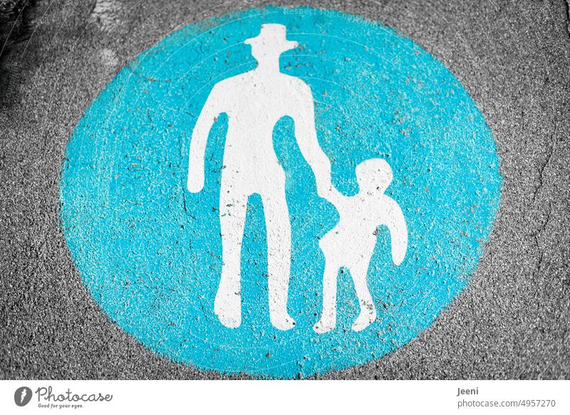Kleines Kind an der Hand eines behüteten Mannes Hut gehen Straße Bildung Verkehrszeichen blau Wege & Pfade Markierung Füßgängerweg Fußweg Piktogramm Fußgänger