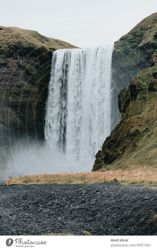 Skógafoss-Wasserfall in Island an einem stimmungsvollen Tag. Reisen auf van Konzept, Road Trip Stil. Besuchen Sie Island und nördlichen Ländern concept.copy Raum Bild