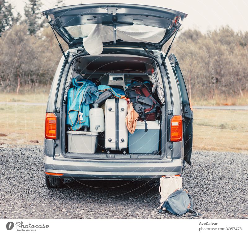 Traveling van gefüllt mit Koffer, Tasche und Roadtrip Zeug bereit, die Route zu starten Reisen durch Island. Schlafen im Freien, Camping und Erkundung Konzepte. Kopierraum Bild.