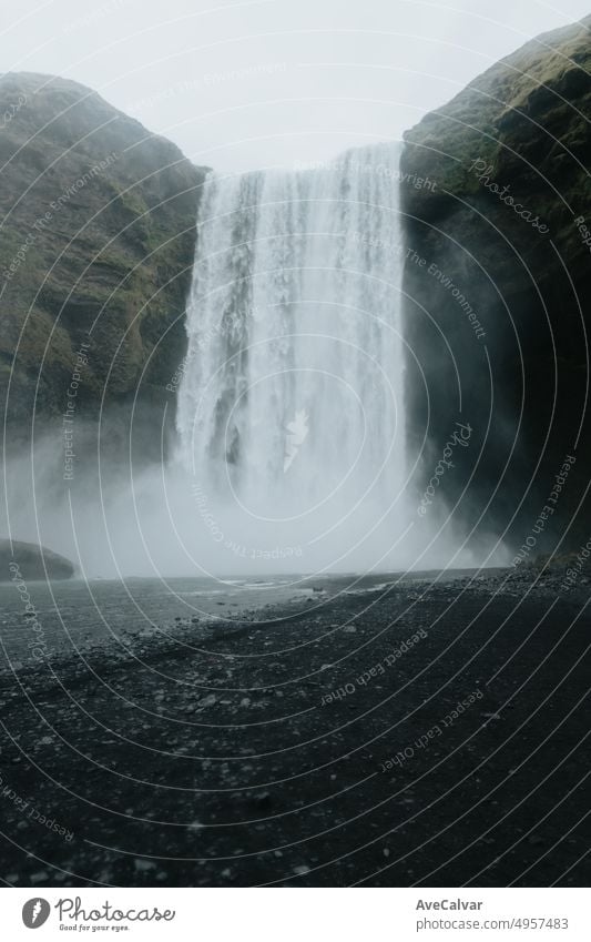 Dunkle Landschaft des Skógafoss-Wasserfalls in Island an einem stimmungsvollen Tag. Reisen auf van Konzept, Roadtrip-Stil. Besuchen Sie Island und nördlichen Ländern concept.Copy Raum Bild