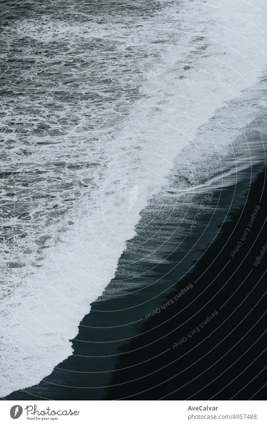 Wasser über schwarzem Sand Strand Hintergrund. Island Tapete. Entspannen und chillen Konzepte. Bild mit Kopie Raum. abstrakt Meer Natur Landschaft reisen grau