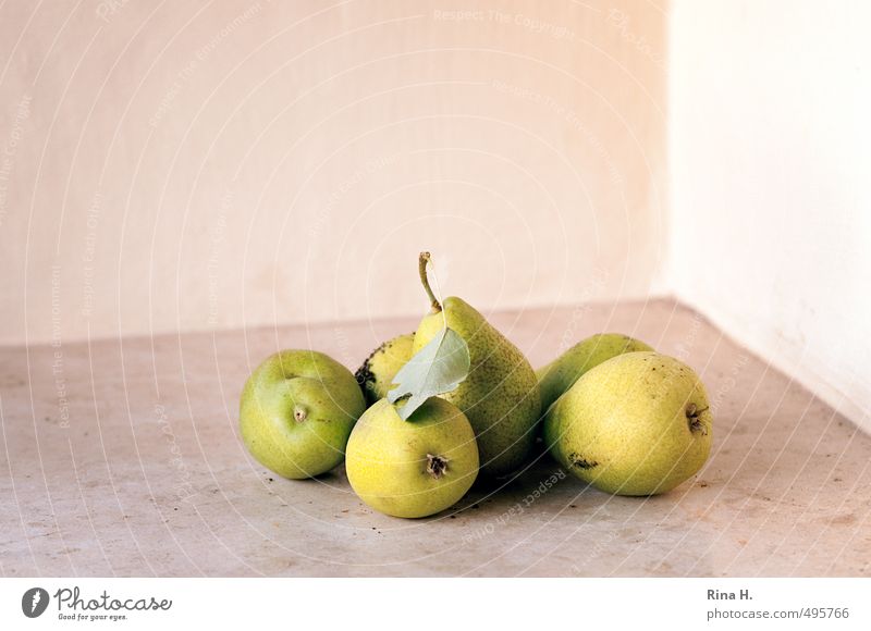 FallObst Frucht Birnen Ernährung Bioprodukte liegen authentisch Gesundheit lecker natürlich süß gelb grün Fallobst Biologische Landwirtschaft Stillleben
