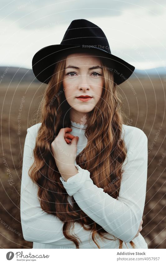 Junge Hipster-Frau auf dem Lande Mädchen Natur jung Person Lifestyle Hut Landschaft Sommer Model Schönheit Behaarung im Freien lässig Hintergrund Kaukasier