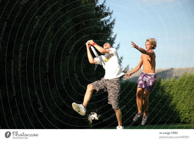 Ultimate Frisbee Farbfoto Außenaufnahme Textfreiraum links Leben Freizeit & Hobby Junger Mann Jugendliche Erwachsene 2 Mensch Bewegung kämpfen springen