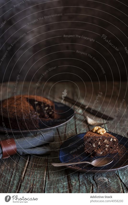 Stück Brownie-Kuchen auf einer Schale auf Holz Hintergrund Spielfigur Kakao braun Schokolade Walnüsse lecker Dessert Lebensmittel selbstgemacht süß Leckerbissen
