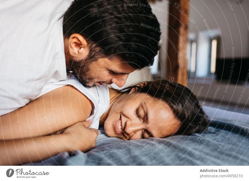 Ruhiges junges Paar kuschelnd auf bequemem Bett in Wohnung Angebot Zuneigung Partnerschaft sich[Akk] entspannen Umarmen Liebe Umarmung Schlafzimmer Freundin