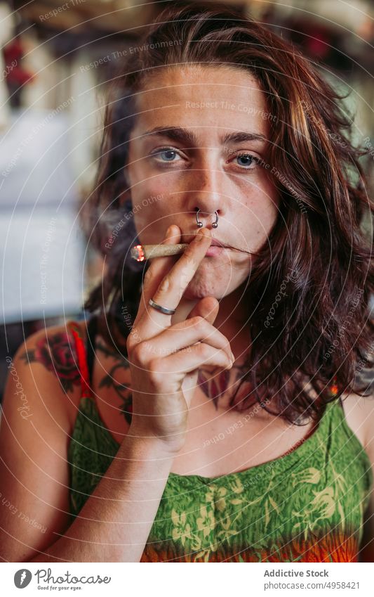Frau raucht Joint zu Hause benutzend Unkraut Gelenk stumpf lässig jung Sucht Zigarette Freiheit Hipster sich[Akk] entspannen aussruhen räkeln Zeitvertreib