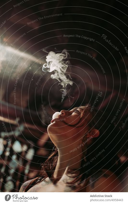 Frau raucht Joint zu Hause benutzend Unkraut Gelenk stumpf lässig jung Sucht Zigarette Freiheit Hipster sich[Akk] entspannen aussruhen räkeln Zeitvertreib