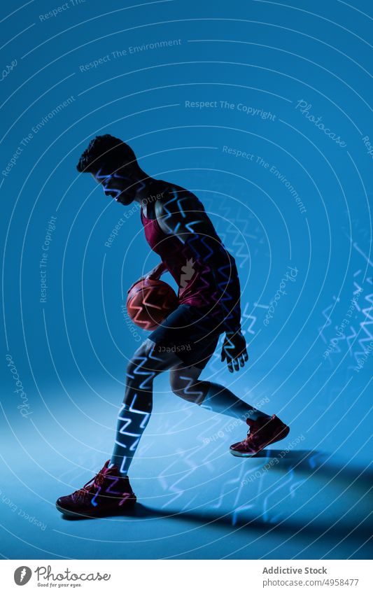 Studio-Aufnahme eines Basketballspielers im Studio Aktion Werbung Kunst Athlet Hintergrund Ball Unschärfe farbenfroh Konkurrenz Konzept Zeitgenosse kreativ