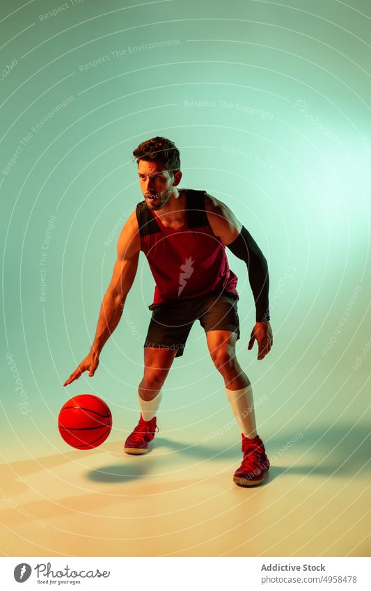 Studio-Aufnahme eines Basketballspielers im Studio Aktion Werbung Kunst Athlet Hintergrund Ball Unschärfe farbenfroh Konkurrenz Konzept Zeitgenosse kreativ
