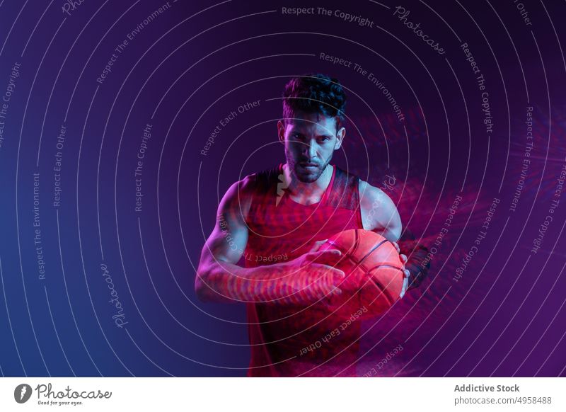 Studio Shot von Basketball-Spieler im Studio mit lila Hintergrund Aktion Werbung Kunst Athlet Ball Unschärfe farbenfroh Konkurrenz Konzept Zeitgenosse kreativ