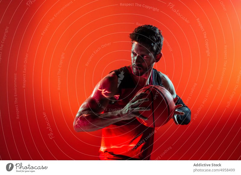 Studio Shot von Basketball-Spieler im Studio mit rotem Hintergrund Aktion Werbung Kunst Athlet Ball Unschärfe farbenfroh Konkurrenz Konzept Zeitgenosse kreativ
