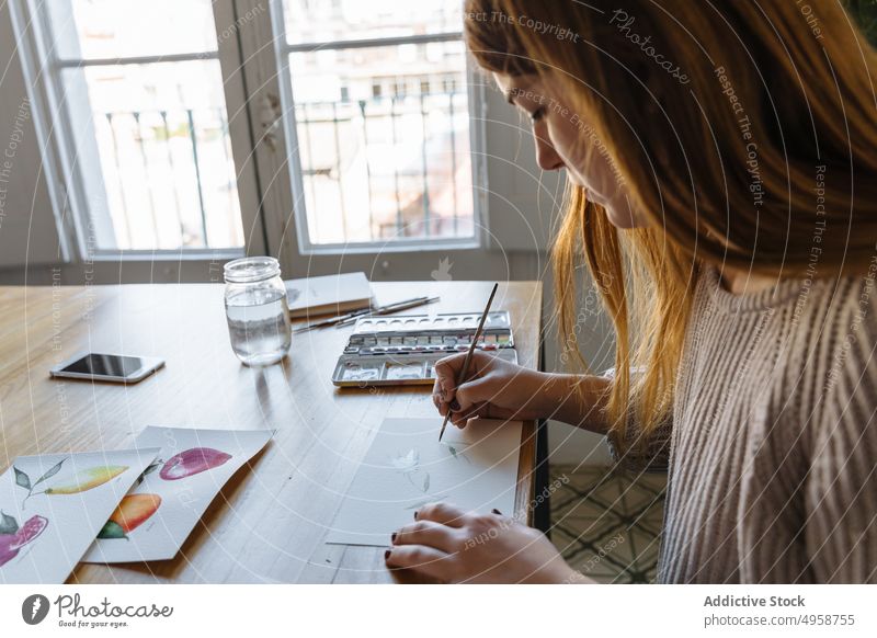 Junges Mädchen malt Aquarellzeichnungen Frau Malerei Zeichnung Kunst jung Kaukasier Farbe Atelier kreativ Anstreicher Bild Künstler Schüler Handwerk Designer