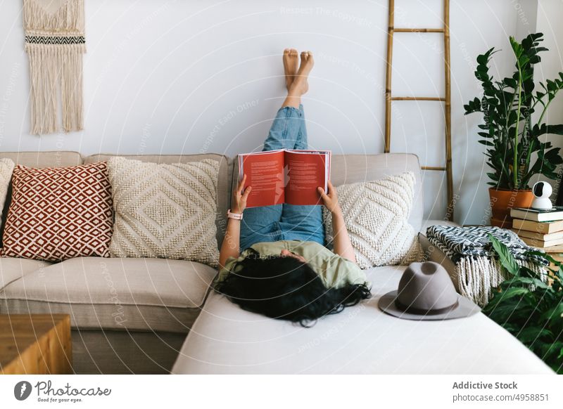 Frau liest ein Buch zu Hause Liege heimwärts Sofa Lifestyle jung Freizeit Mädchen sich[Akk] entspannen schön lesen Kaukasier im Innenbereich Erwachsener