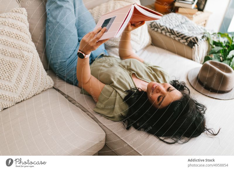 Frau liest ein Buch zu Hause Liege heimwärts Sofa Lifestyle jung Freizeit Mädchen sich[Akk] entspannen schön lesen Kaukasier im Innenbereich Erwachsener